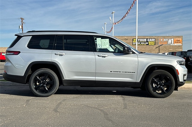 2023 Jeep Grand Cherokee Altitude photo 2