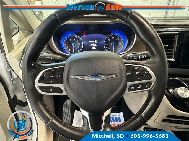 2017 Chrysler Pacifica Touring Plus photo 17