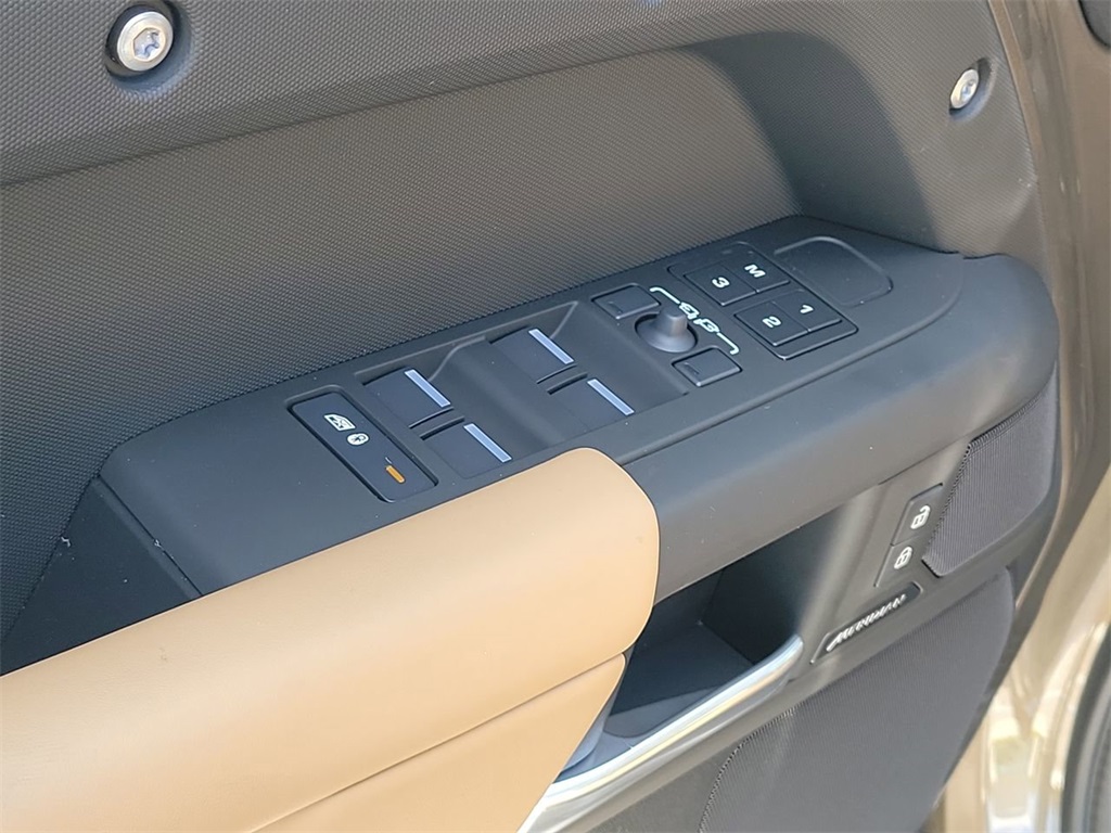 2025 Land Rover Defender 110 S photo 22