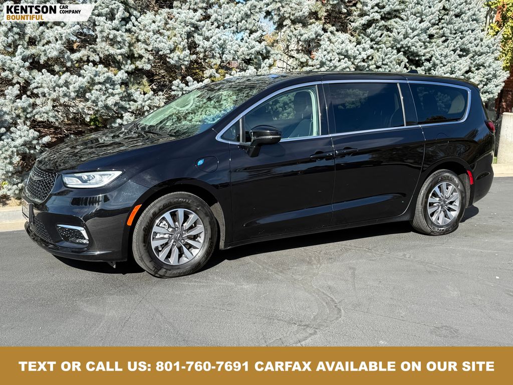 2024 Chrysler Pacifica PHEV Select's photo