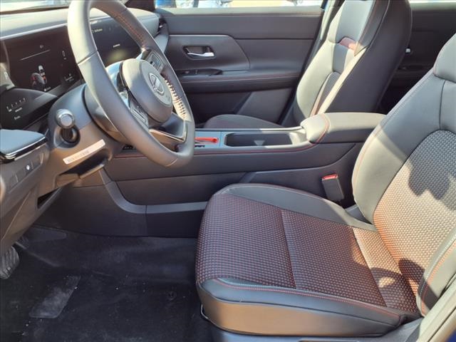 2025 Nissan Kicks SR photo 4