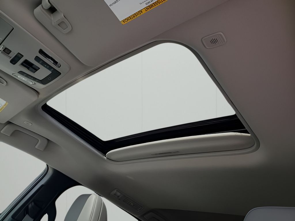 2025 Toyota Sienna XLE photo 15