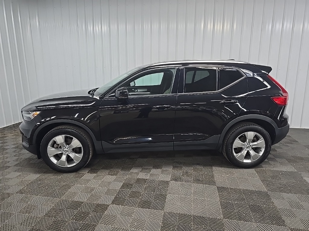 2022 Volvo XC40 Momentum photo 5