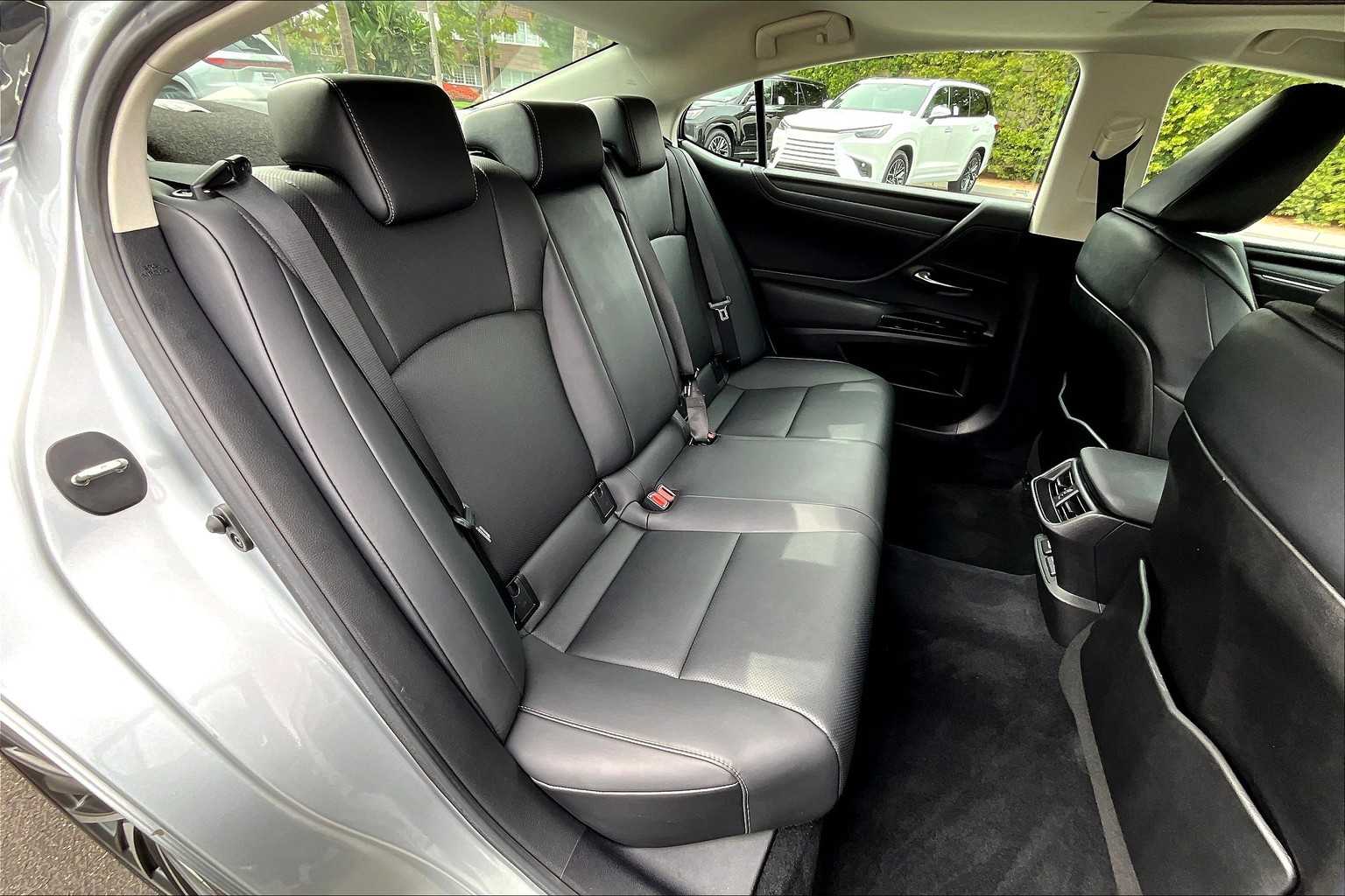 2023 Lexus ES 350 photo 18
