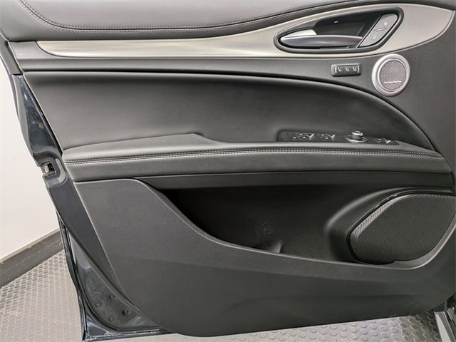 2024 Alfa Romeo Stelvio Ti photo 8