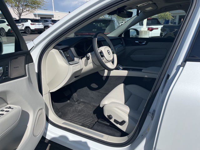 2025 Volvo XC60 B5 photo 8
