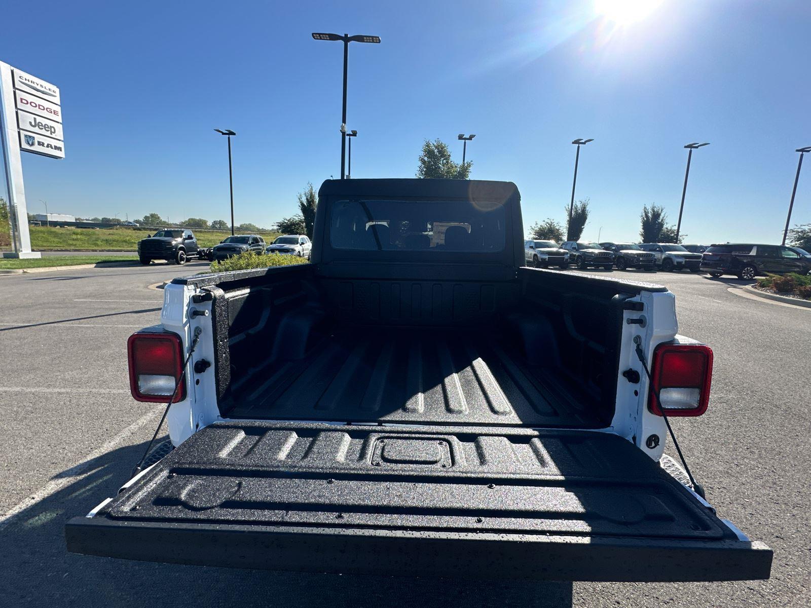 2025 Jeep Gladiator Sport S photo 4