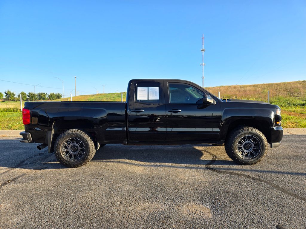 2016 Chevrolet Silverado 1500 LT photo 2