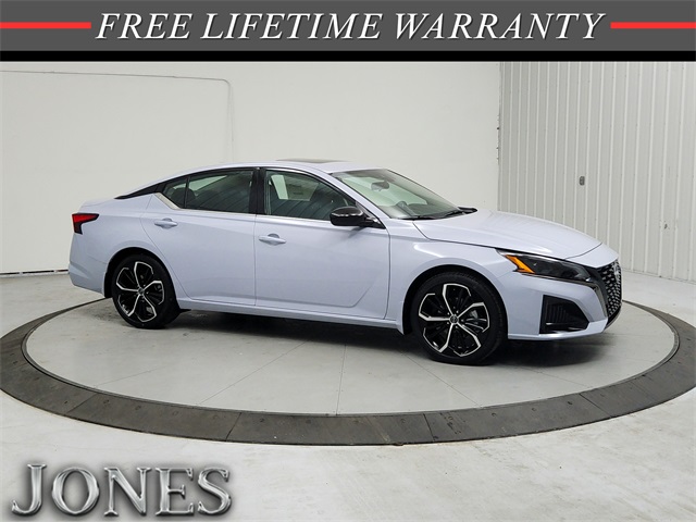 2025 Nissan Altima SR's photo