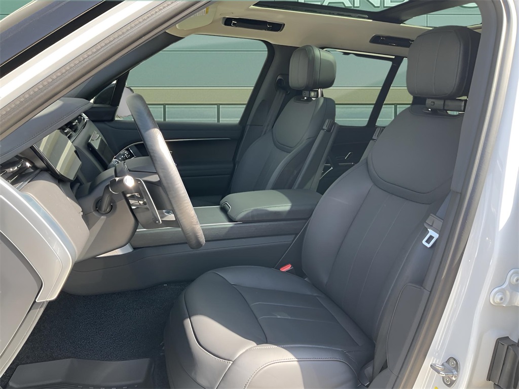 2025 Land Rover Range Rover SE photo 14