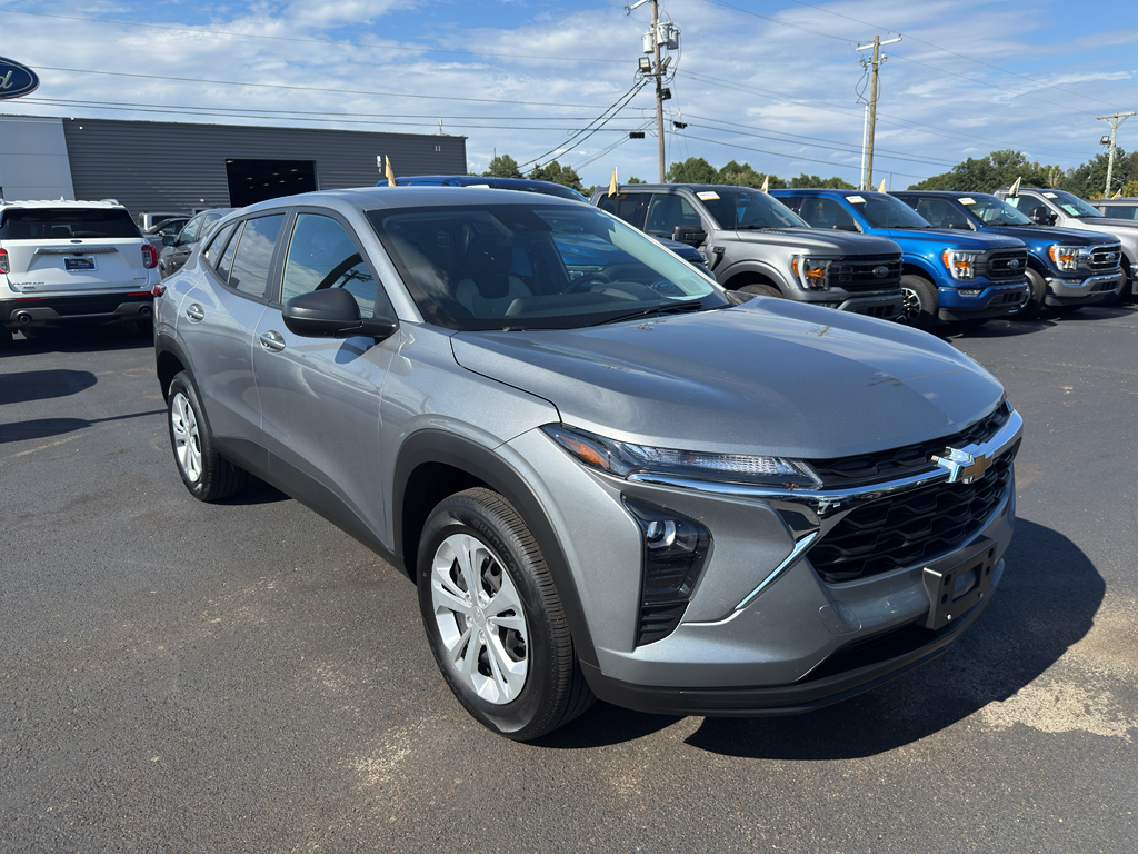 2024 Chevrolet Trax LS photo 2