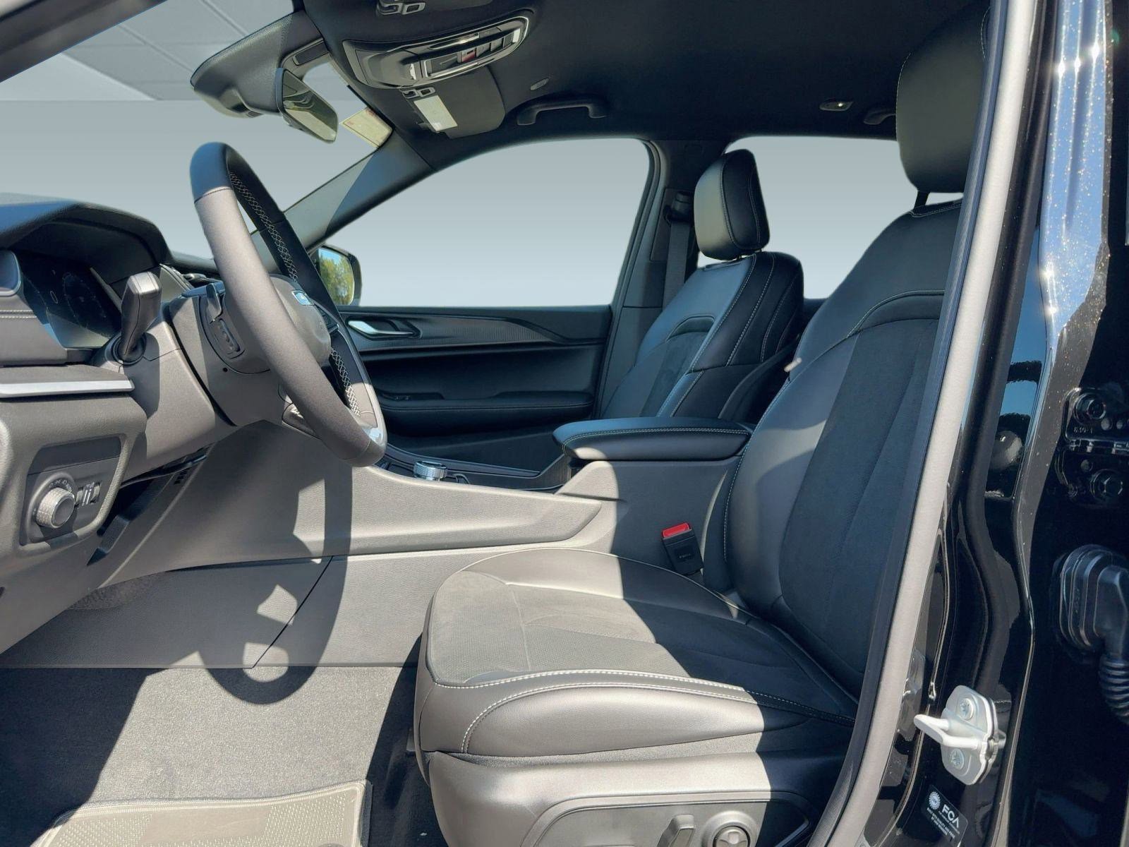 2025 Jeep Grand Cherokee Altitude photo 2