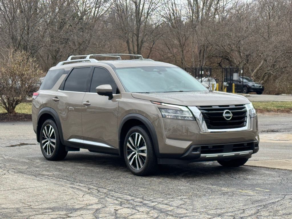 2024 Nissan Pathfinder Platinum's photo