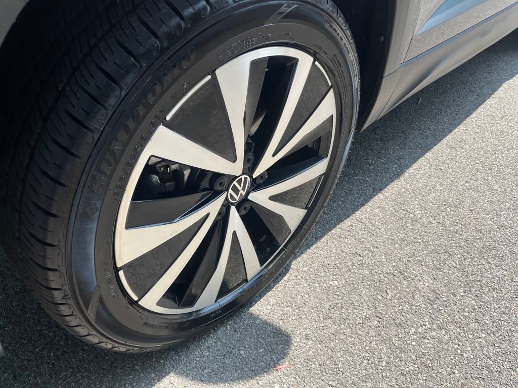 2022 Volkswagen Taos SE photo 2