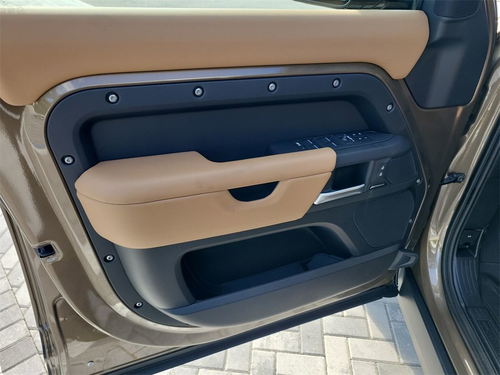 2025 Land Rover Defender 110 S photo 21