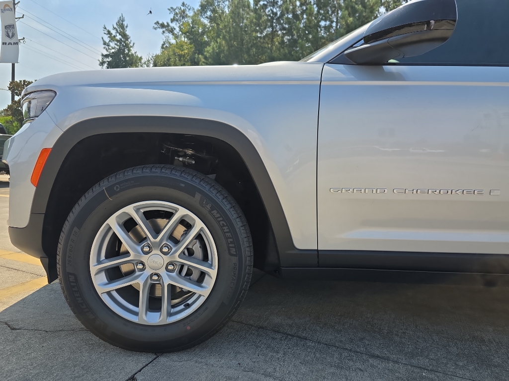 2025 Jeep Grand Cherokee Laredo X photo 4