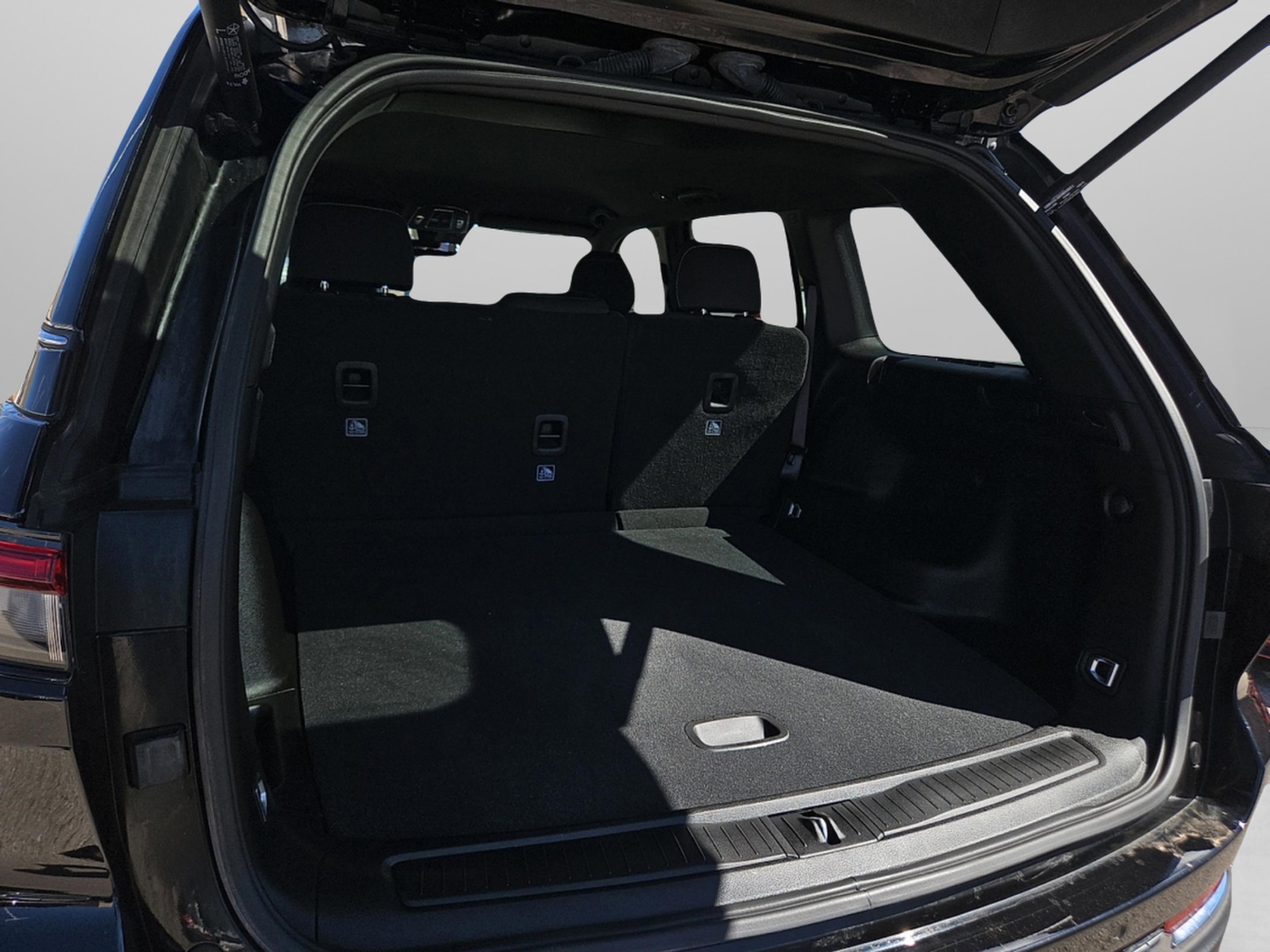 2025 Jeep Grand Cherokee Laredo photo 15