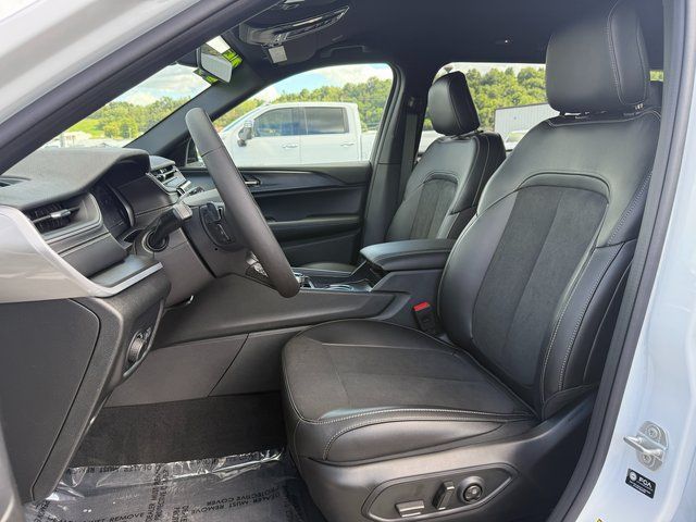 2025 Jeep Grand Cherokee Altitude photo 3