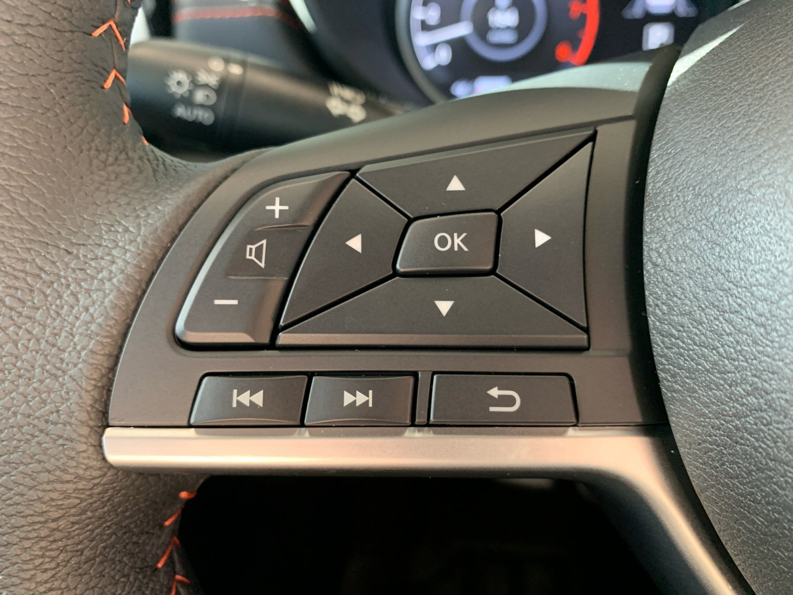 2025 Nissan Versa SR photo 14