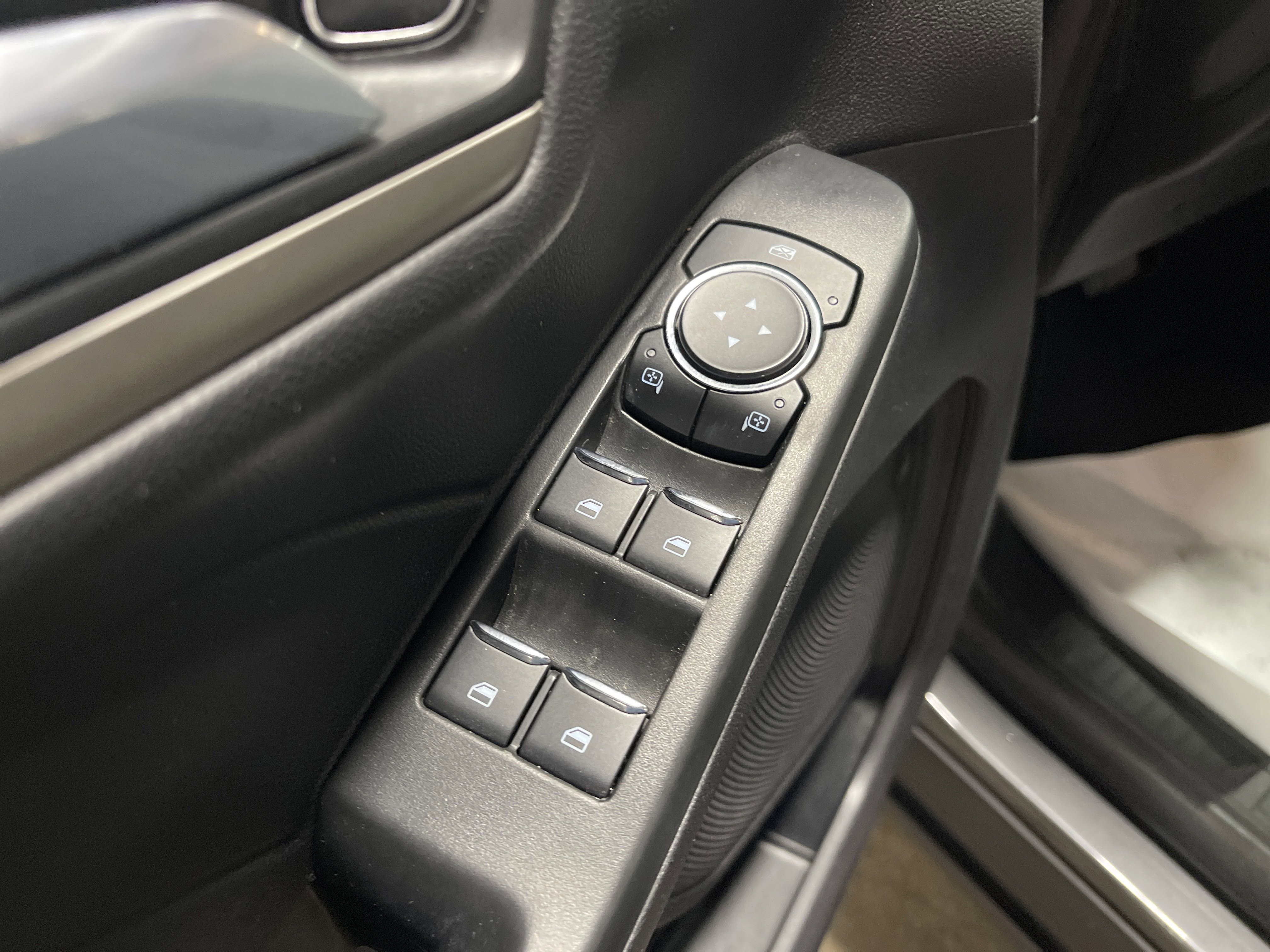 2022 Ford Escape SEL photo 2