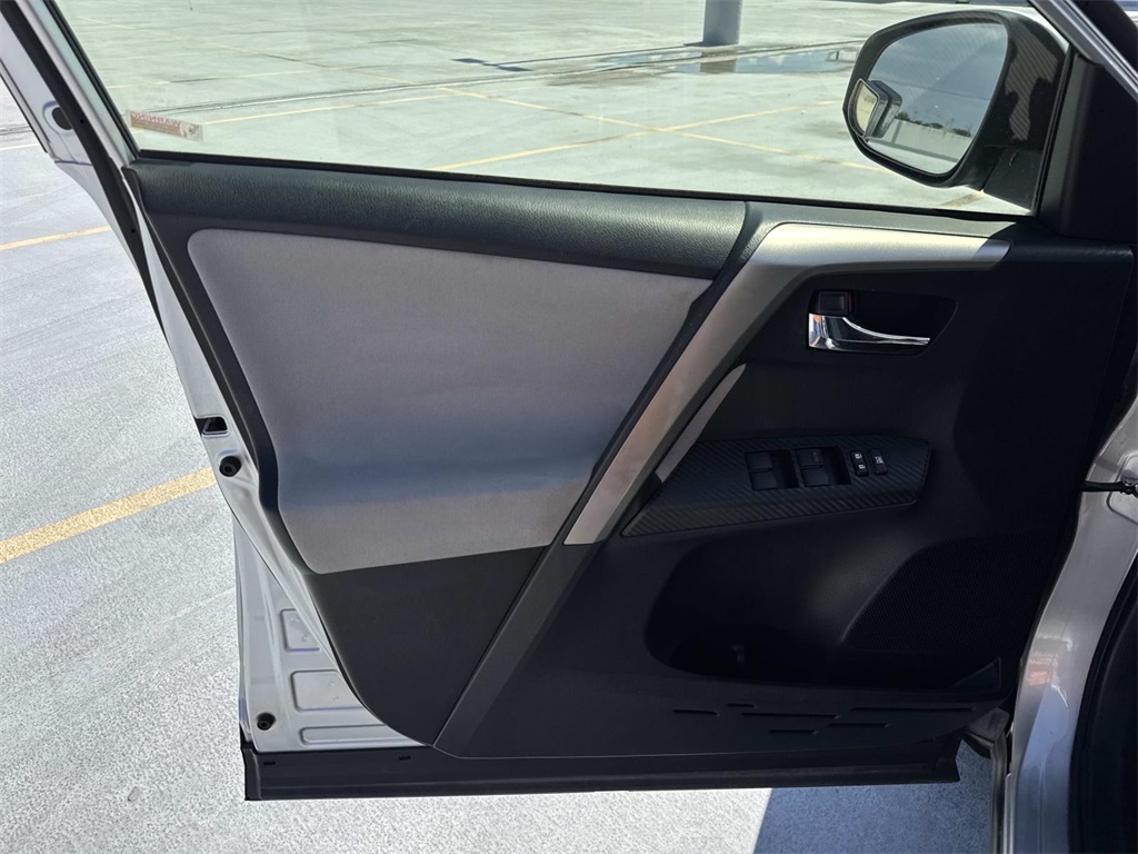 2015 Toyota RAV4 XLE photo 16