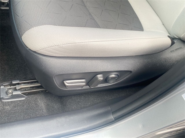 2022 Toyota RAV4 XLE photo 4