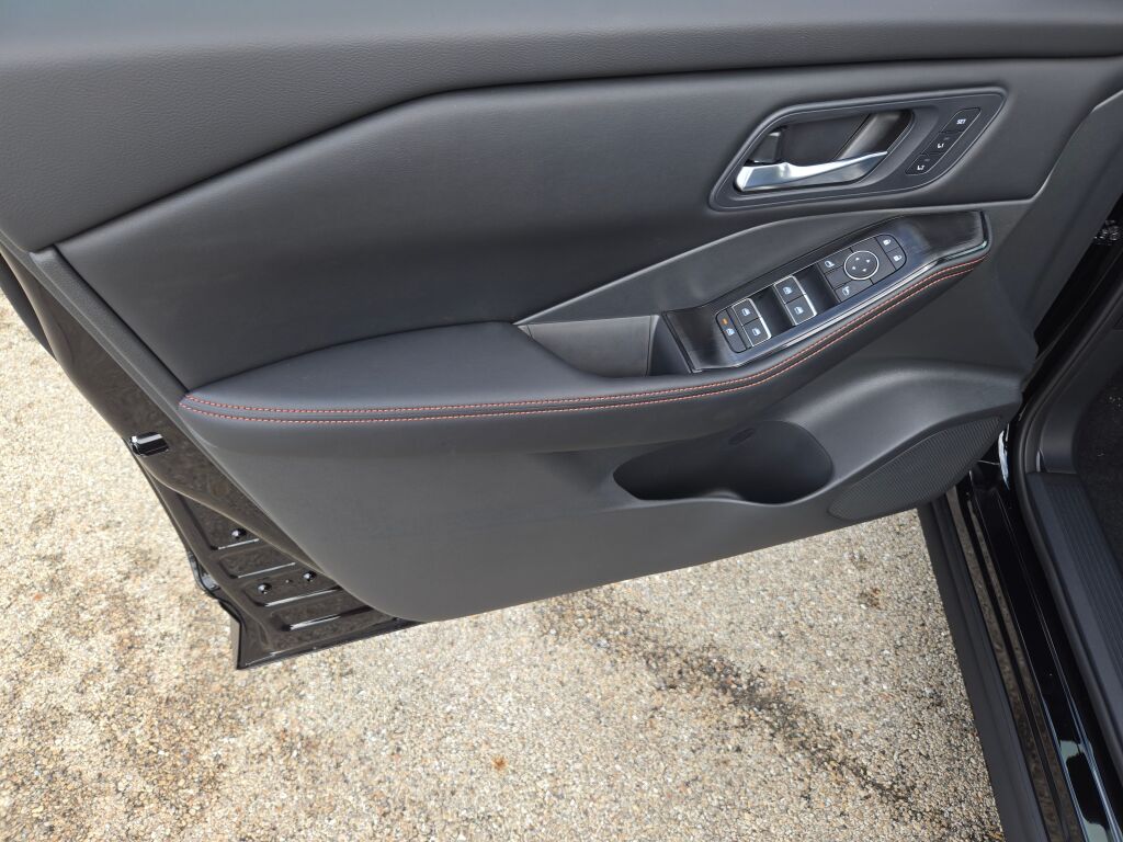 2026 Nissan Rogue SV photo 16