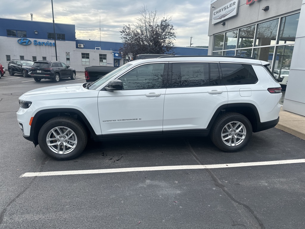 2025 Jeep Grand Cherokee Laredo X photo 2