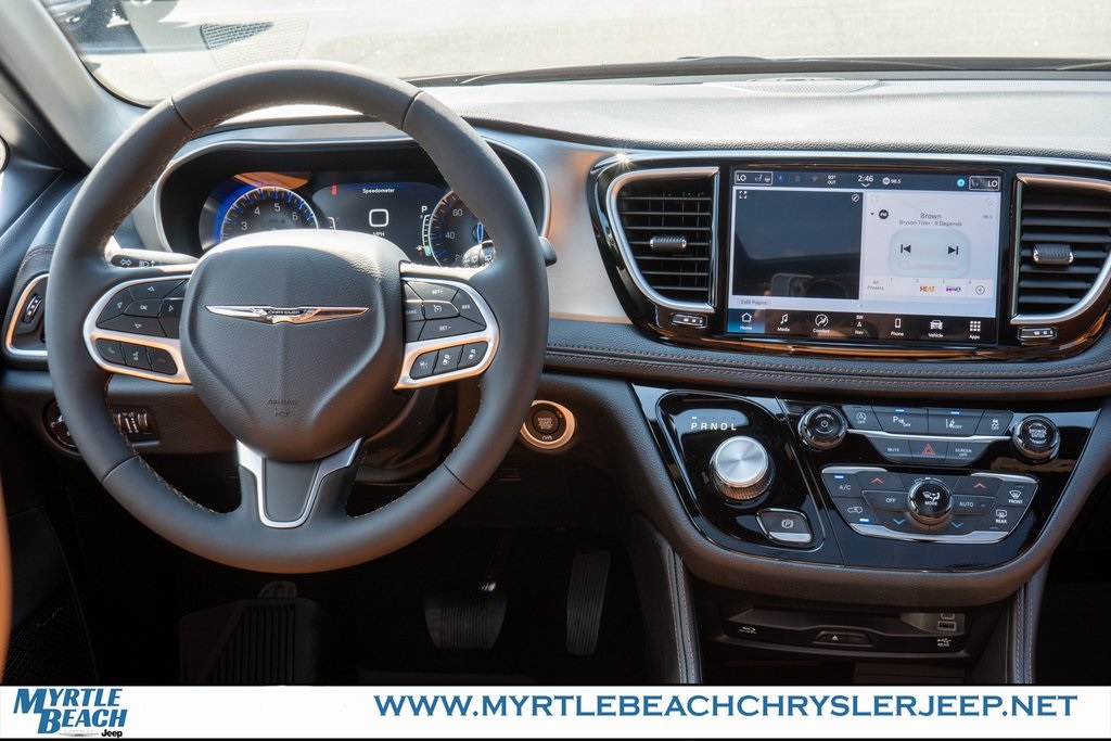 2026 Chrysler Pacifica Pinnacle photo 13
