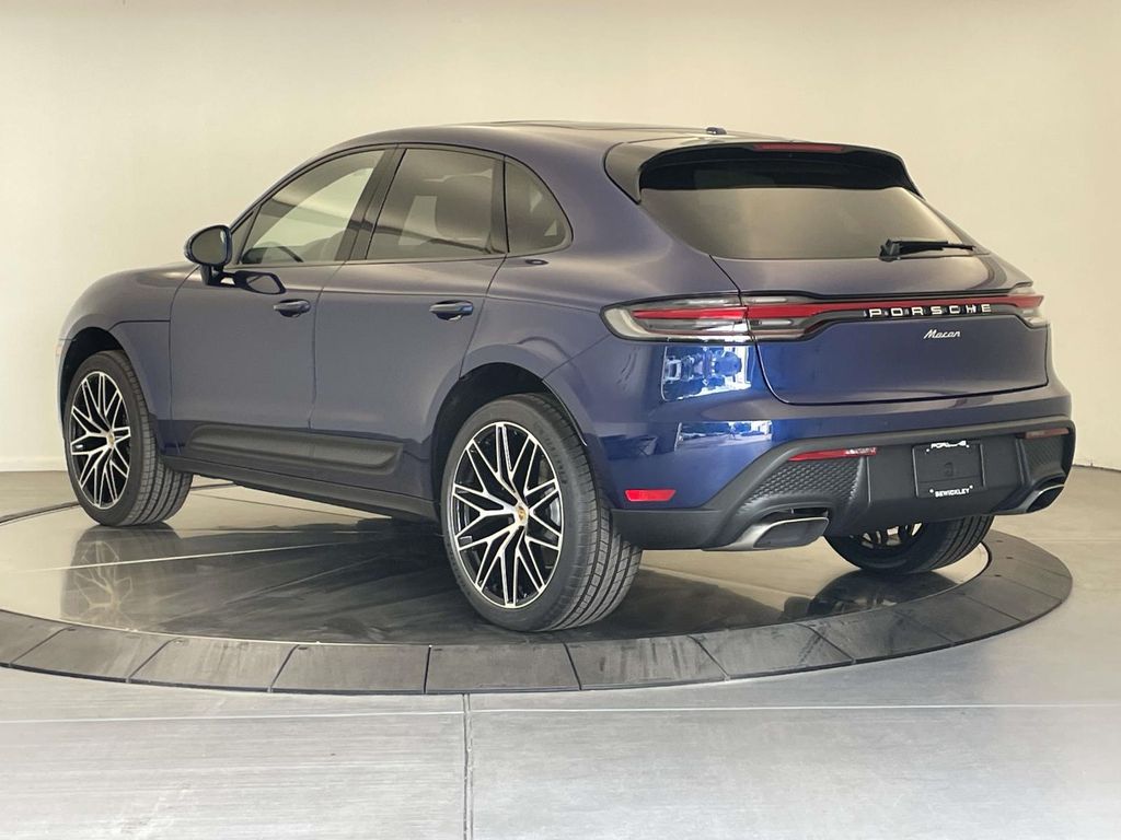 2025 Porsche Macan Base photo 3