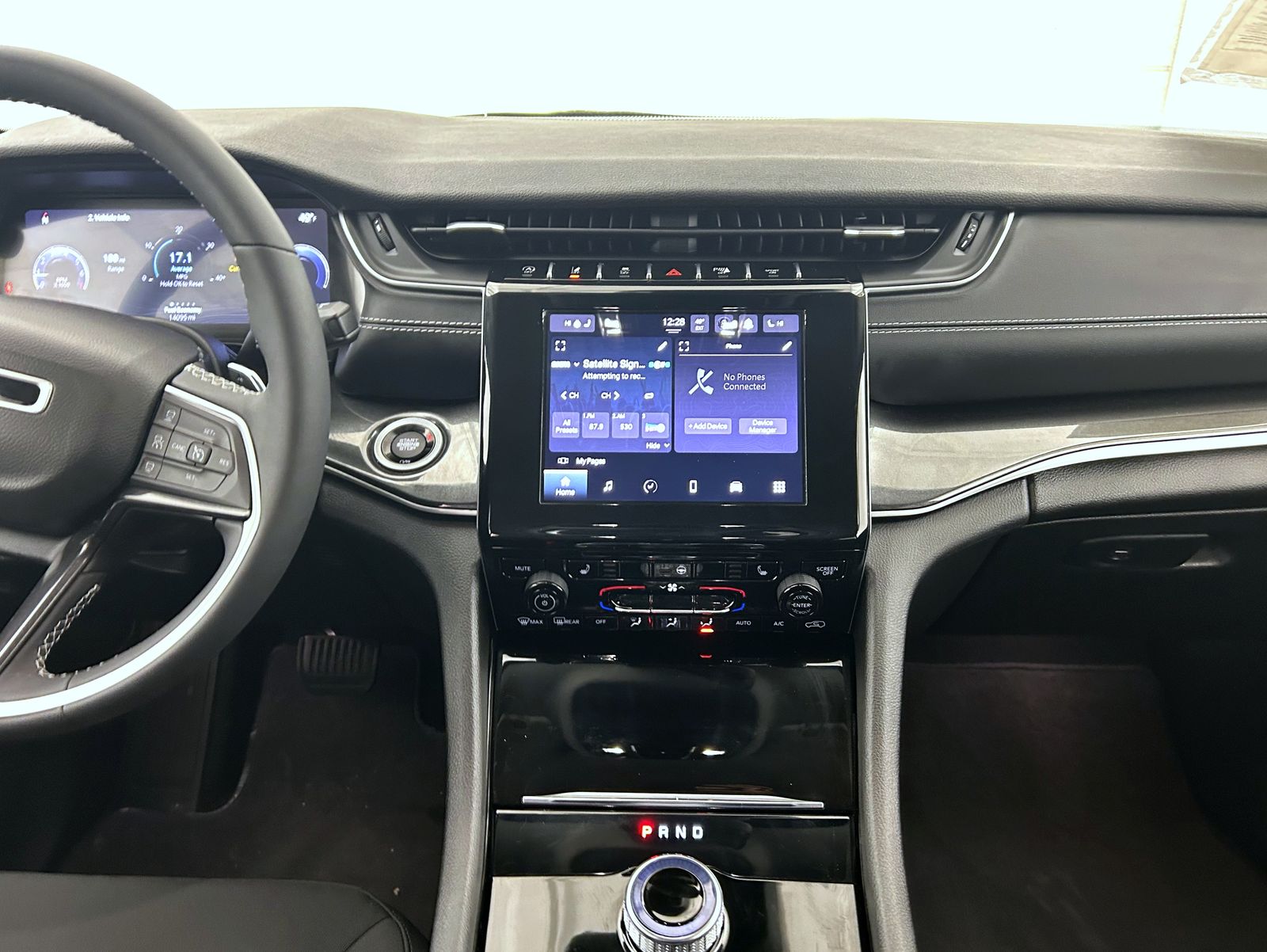 2023 Jeep Grand Cherokee Laredo photo 12