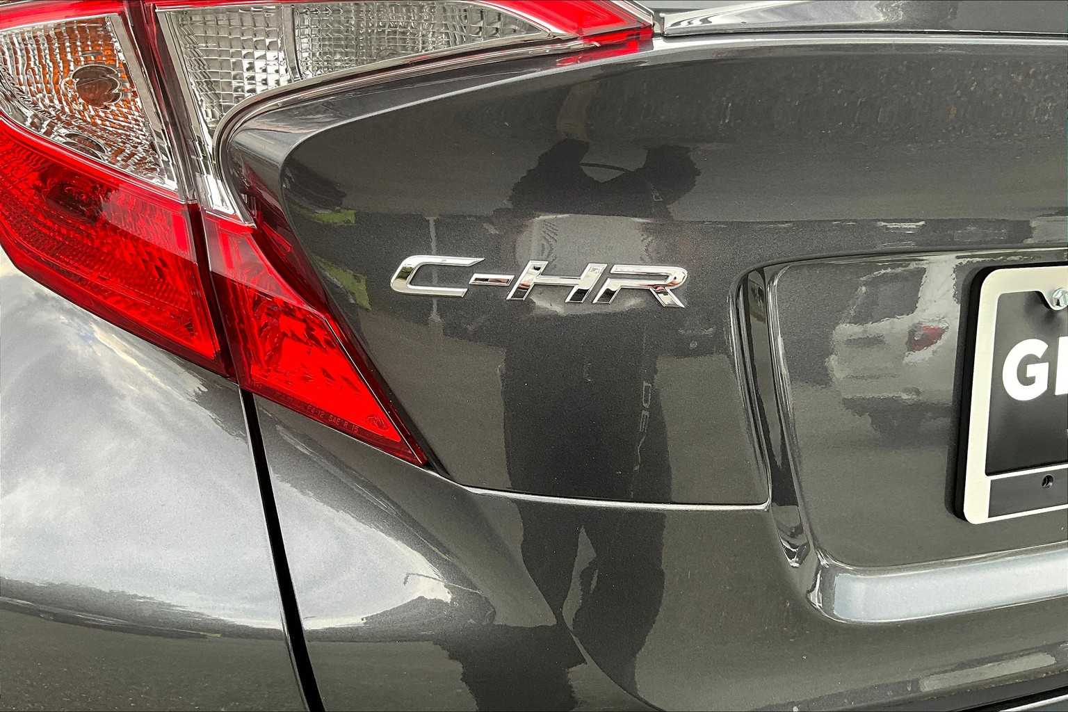 2021 Toyota C-HR XLE photo 29