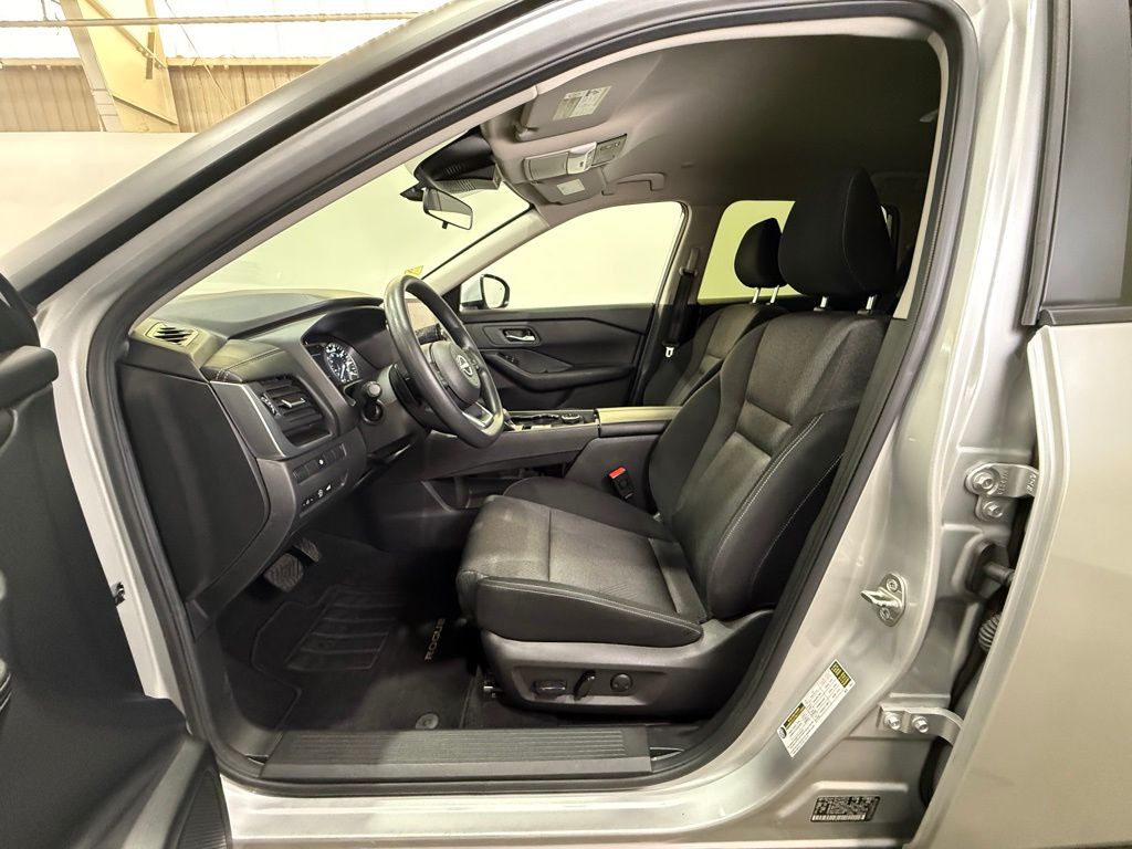 2024 Nissan Rogue SV photo 13