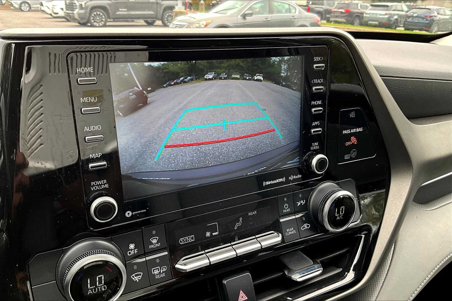 2022 Toyota Highlander LE photo 24