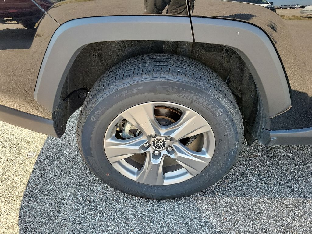2024 Toyota RAV4 XLE photo 3