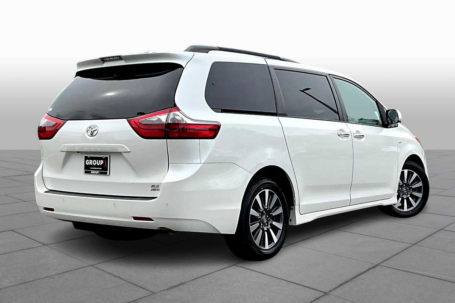 2020 Toyota Sienna XLE Premium photo 11