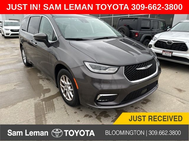 2023 Chrysler Pacifica Touring L's photo