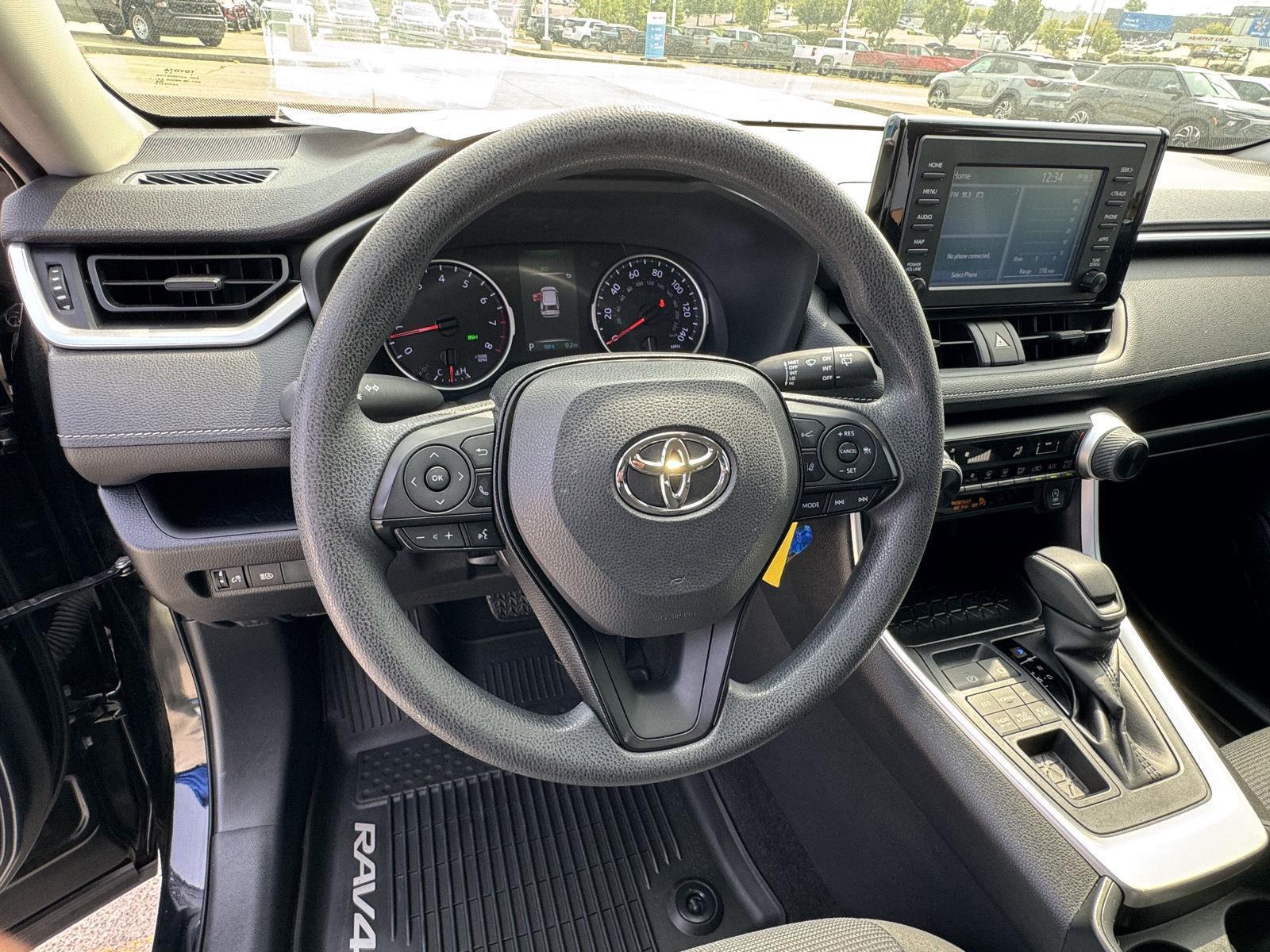 2019 Toyota RAV4 LE photo 3