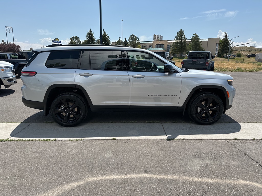 2025 Jeep Grand Cherokee Limited photo 3