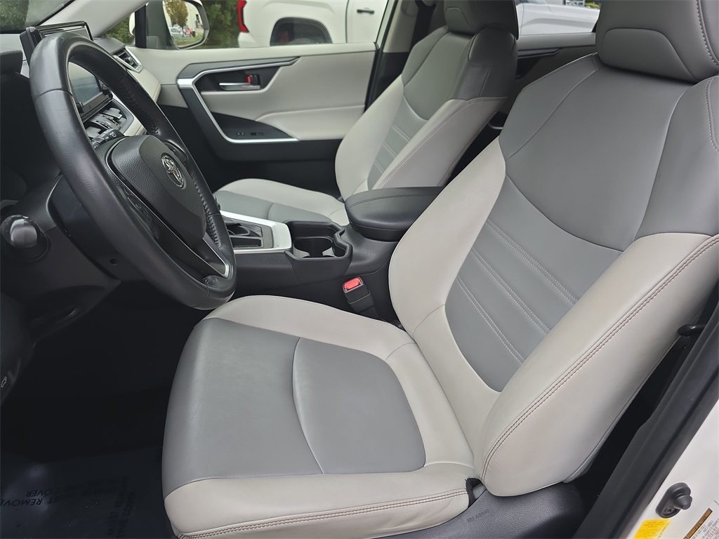2019 Toyota RAV4 XLE Premium photo 14