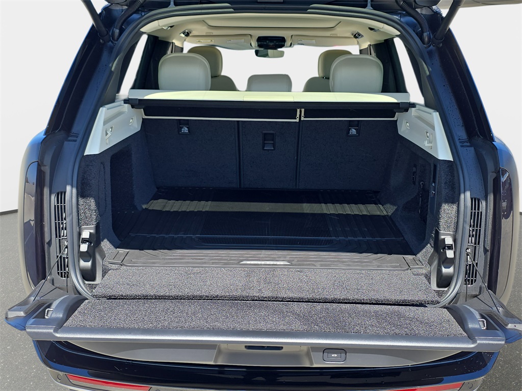2025 Land Rover Range Rover SE photo 11