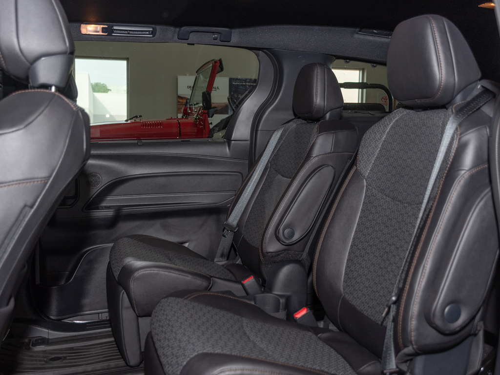 2025 Toyota Sienna Limited photo 14