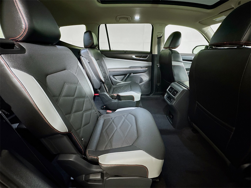 2024 Volkswagen Atlas Peak Edition SEL photo 19