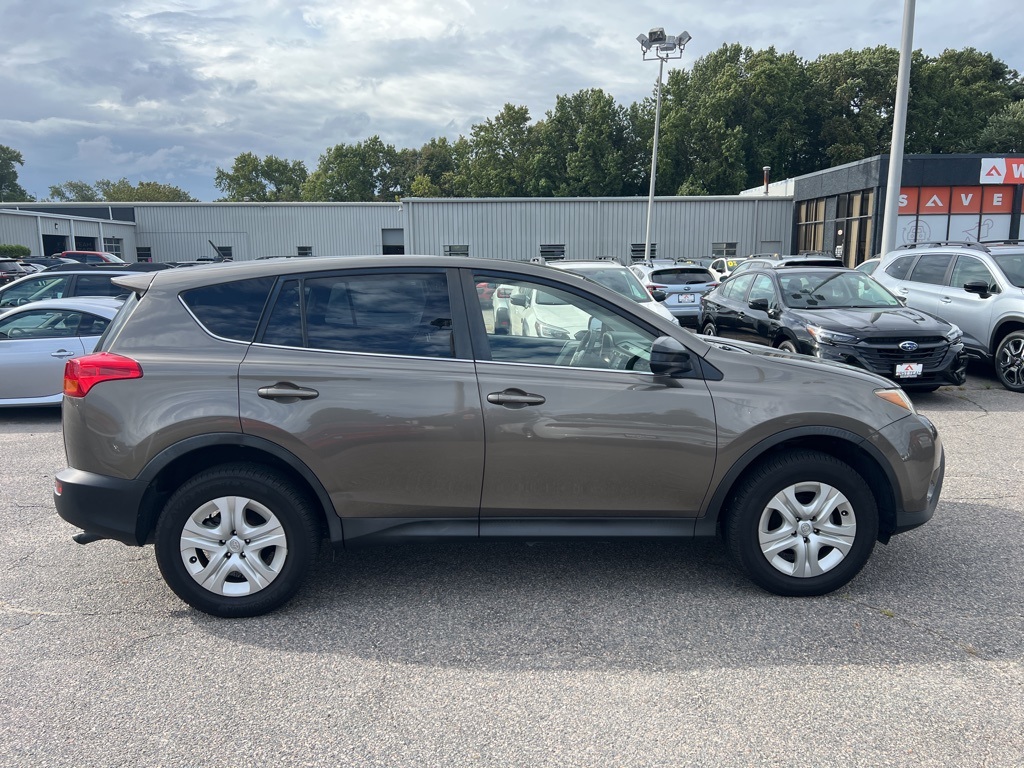 2015 Toyota RAV4 LE photo 4