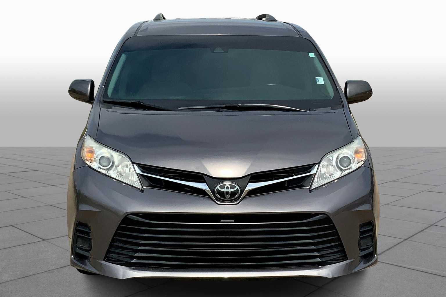 2020 Toyota Sienna LE photo 3