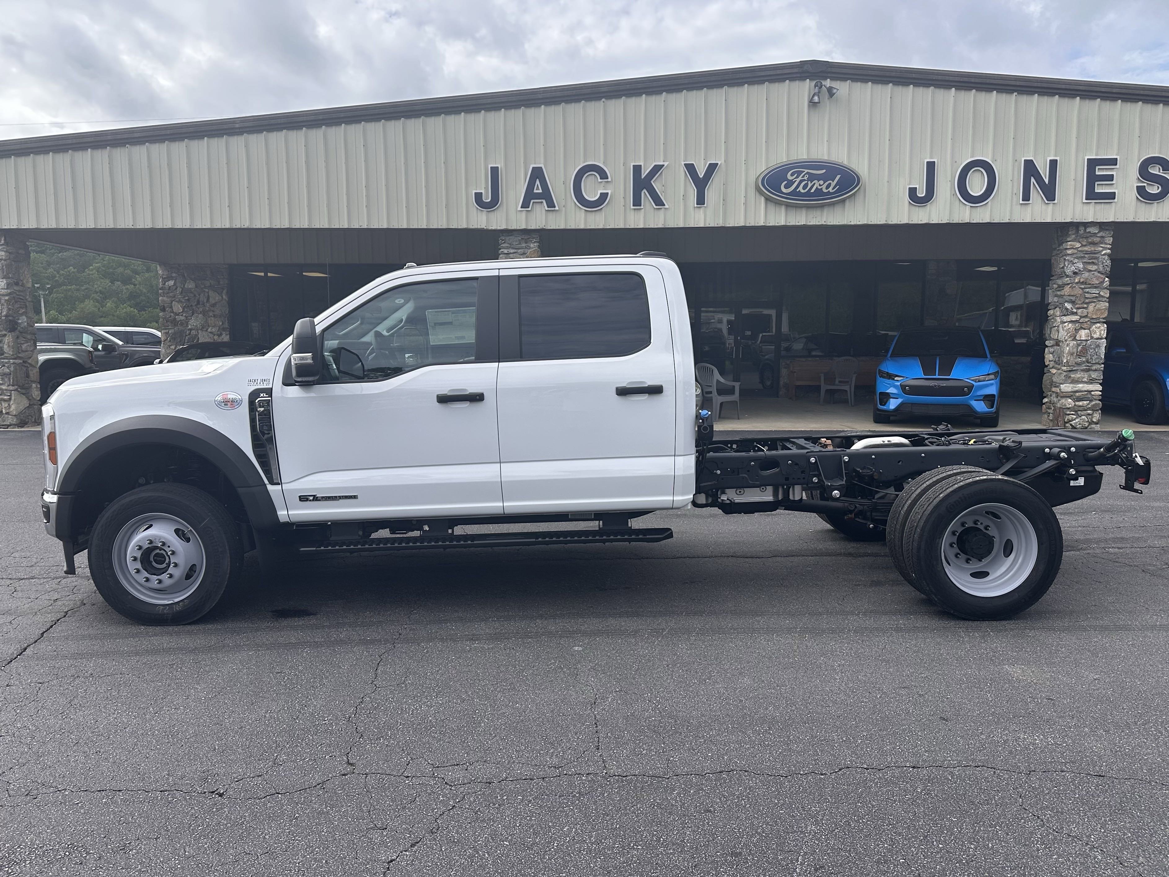 2025 Ford F-450 Super Duty Chassis Cab XL's photo