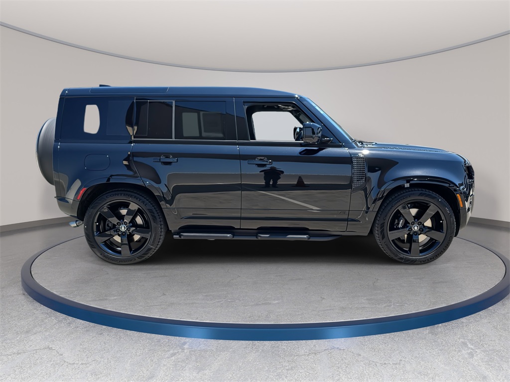2025 Land Rover Defender 110 V8 photo 4