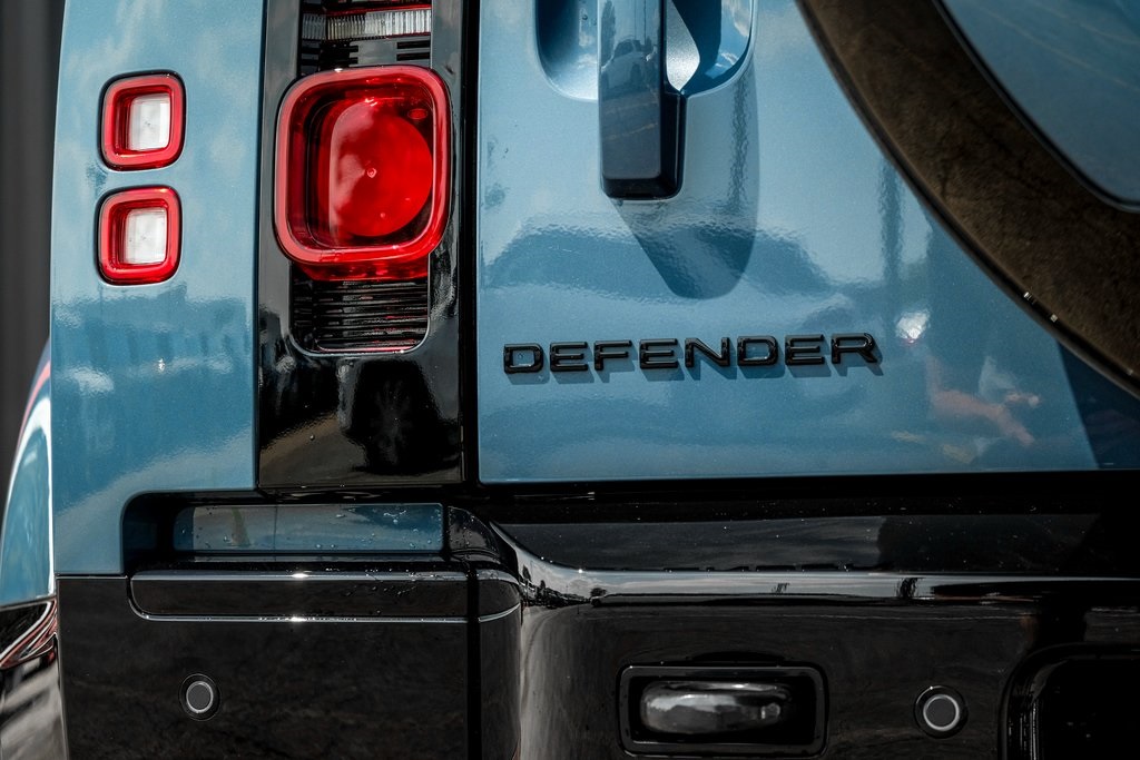 2025 Land Rover Defender 110 X-Dynamic SE photo 4