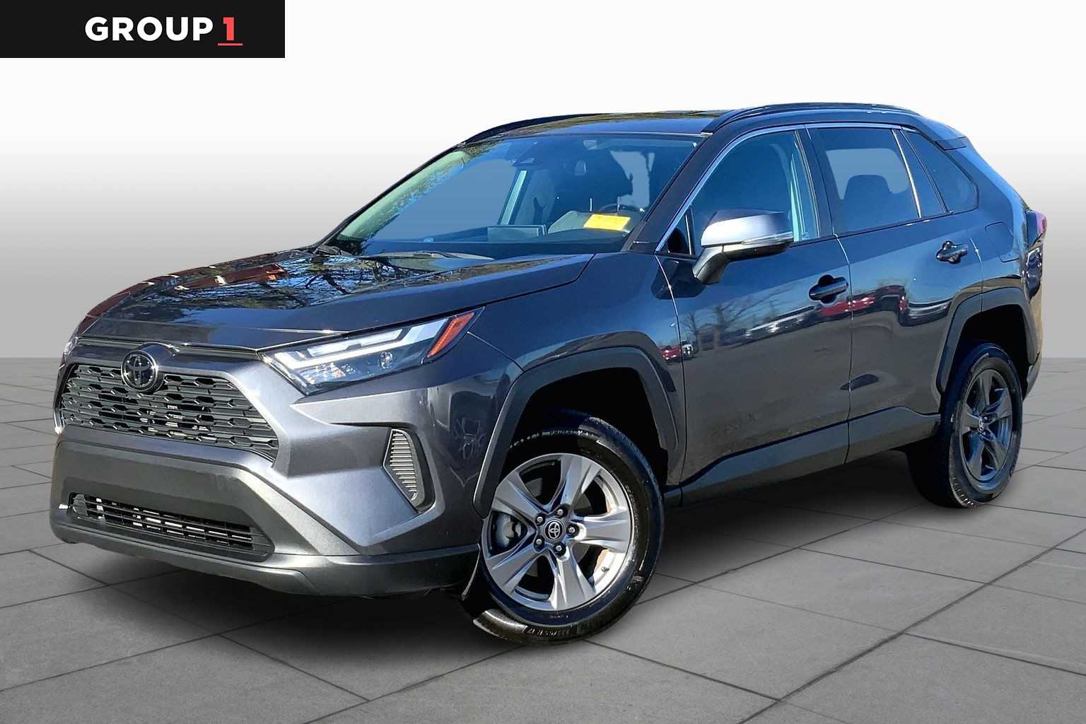 2024 Toyota RAV4 XLE's photo