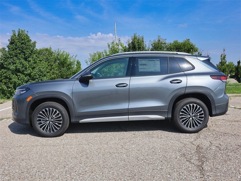 2025 Volkswagen Tiguan S photo 2
